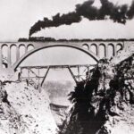 تصویر معروف از عبور اولین قطار از روی پل ورسک